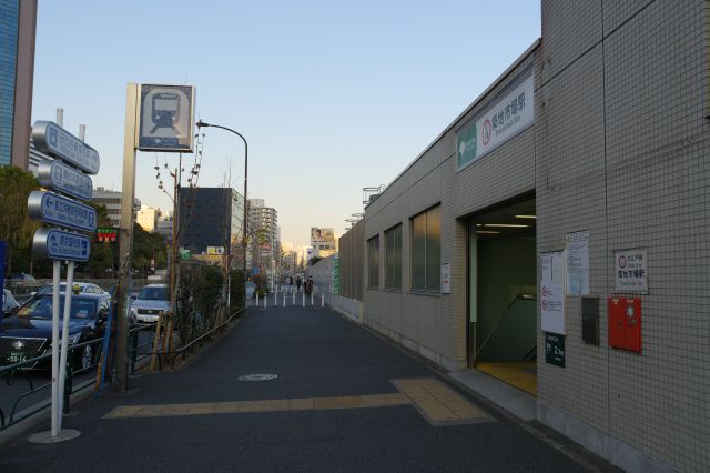 場外市場のみとなった現在もその駅名は変わっていません。