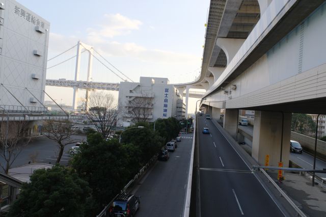 ゆりかもめ芝浦ふ頭駅、倉庫やレインボーブリッジが見えます。