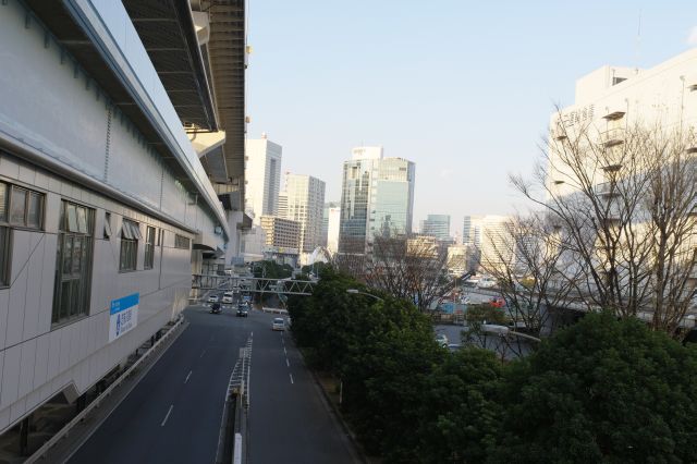 浜松町方面。周囲は埠頭内の港湾地域の雰囲気です。