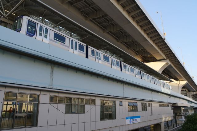 芝浦ふ頭駅に停車するゆりかもめ。