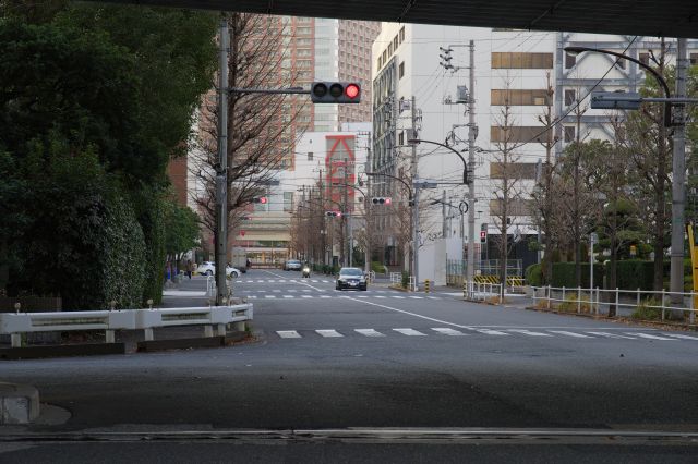 内陸側、倉庫群の奥にマンションがあります。