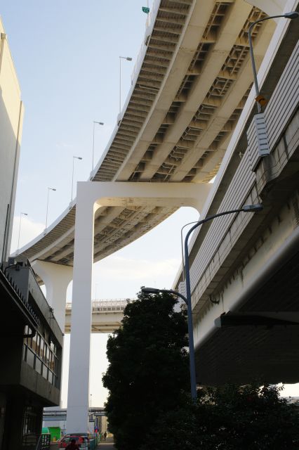 ダイナミックな高架道路。車の走行音が常に聞こえて振動が伝わります。