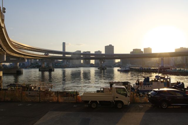 夕陽に照らされるループ橋周辺の風景。船のエンジン音も響きます。