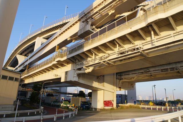 クロス部分を見上げるととても複雑な立体構造。車の音と振動が響きます。