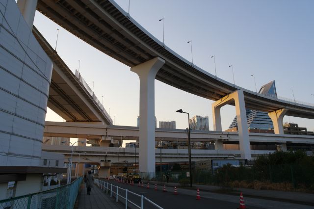 芝浦アンカレイジへ向かいます。後方の高架道路群。