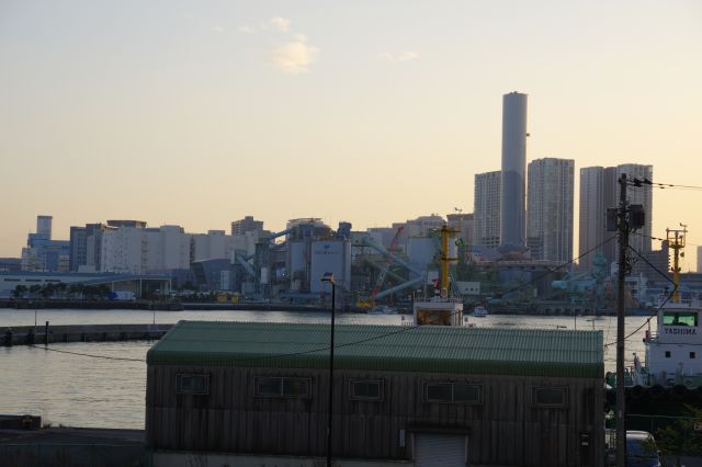 品川埠頭の生々しい工業風景。