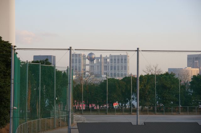 芝浦南ふ頭公園の先にフジテレビが見えます。