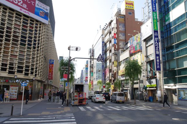 飲食店などの雑居ビルが連なります。