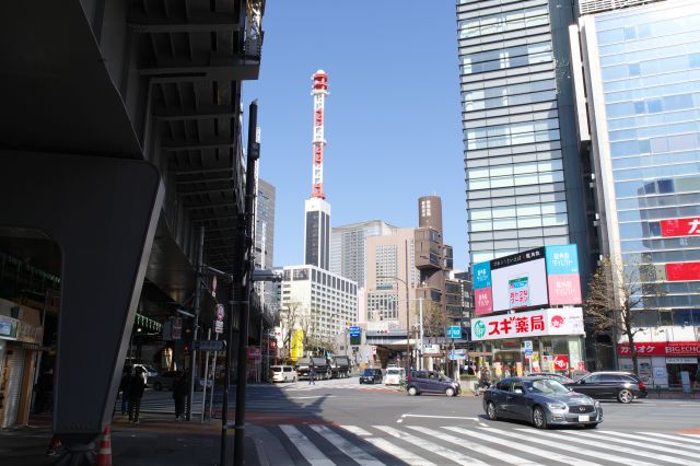 銀座口へ。新幹線の下より有楽町、銀座方面。