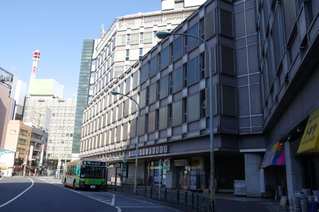 新橋駅前ビル1号館の正面へ。