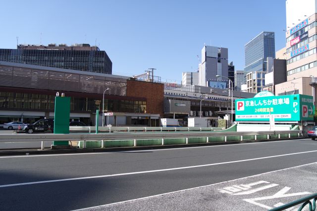 ロータリー越しの新橋駅。