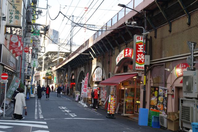 駅同様のレンガ造りの高架下の店舗が連なります。