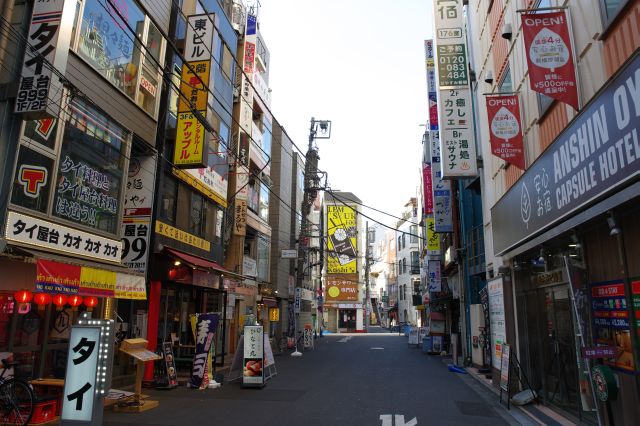 周辺は雑居ビルに飲食店などが多数あり、サラリーマンの街らしさを感じられます。