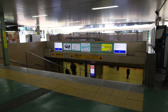 地下通路を駅方面に進んで地上に出ると汐留口。