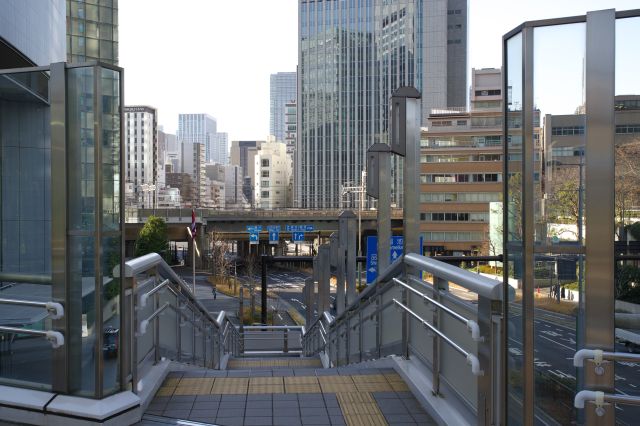 歩道橋上へ。奥は環状二号線の虎ノ門方面。