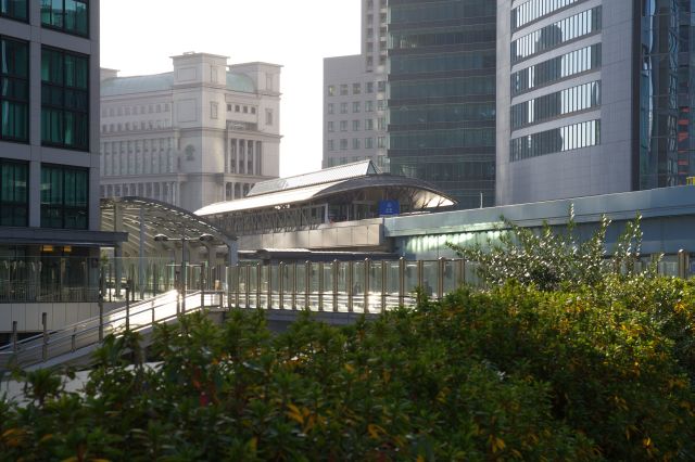 ゆりかもめ汐留駅。奥の洋風の建物はウインズ汐留。