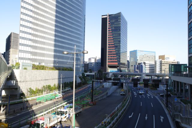 大きな道路上から。一部工事中の雰囲気。