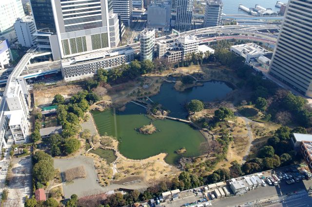 足元には旧芝離宮恩賜庭園。