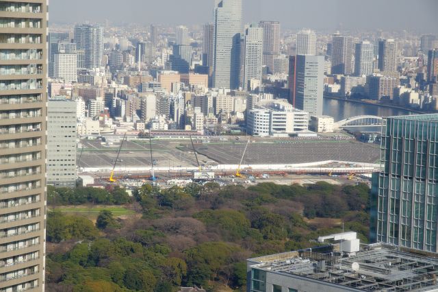 築地市場跡は広大な空き地になり環状二号線が貫き、工事中の雰囲気。