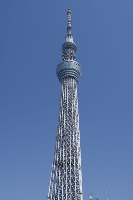 背後には東京スカイツリーがそびえ立ちます。