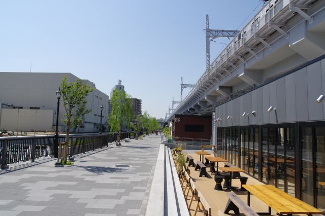 施設にはテラス席のあるカフェなどが並ぶ水辺の心地よい空間。