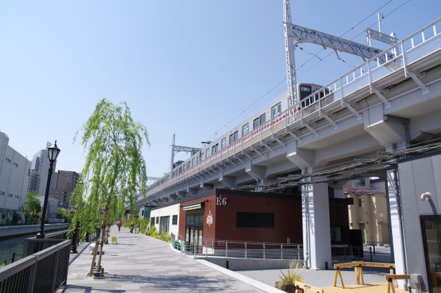 高架上には東武伊勢崎線（東武スカイツリーライン）が音を立てて走ります。