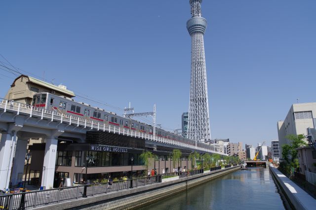 様々な電車が行き交い飽きません。