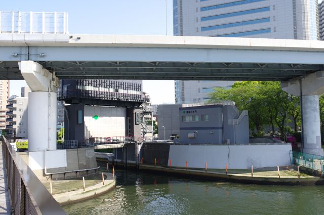 北十間川との源森川水門。