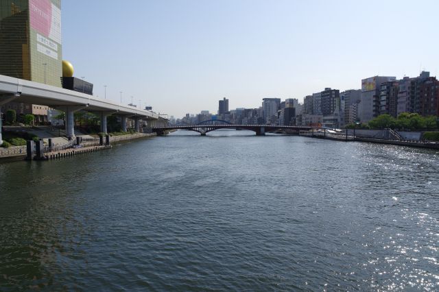 かつては電車からしか眺められなかった開放的な眺望。風や潮の香りも心地よい。