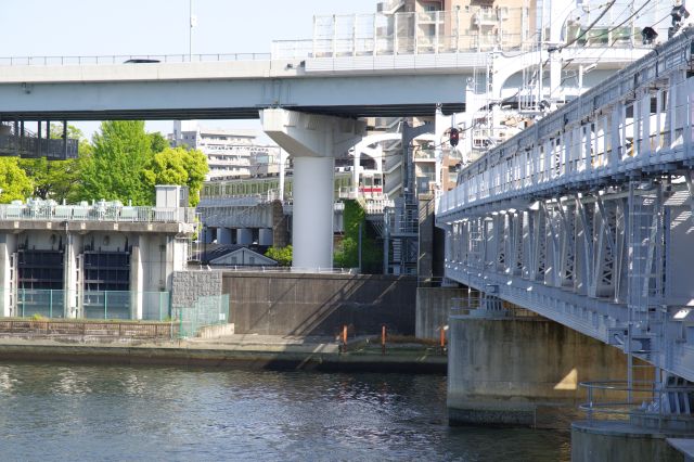 とうきょうスカイツリー駅へと進んで行きます。