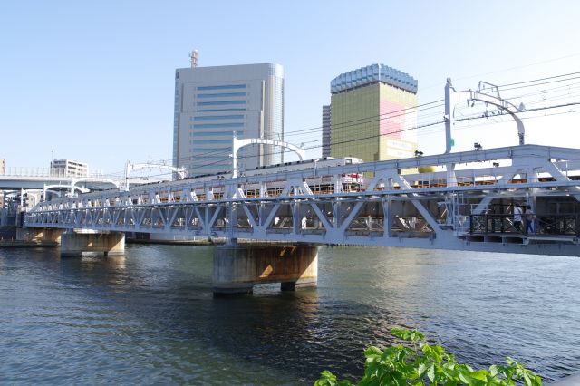 橋梁を行き交う電車。