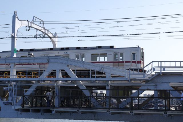 迫力ある橋を渡る電車。