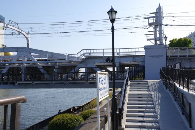 台東区側の公園の土手に繋がっています。