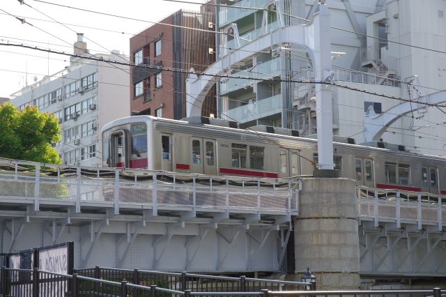 浅草駅側からもやってきます。