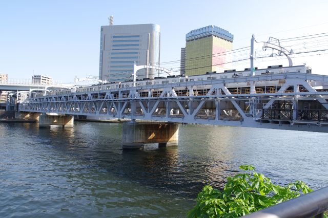 次々と来る電車をのんびり眺めたくなるスポットです。