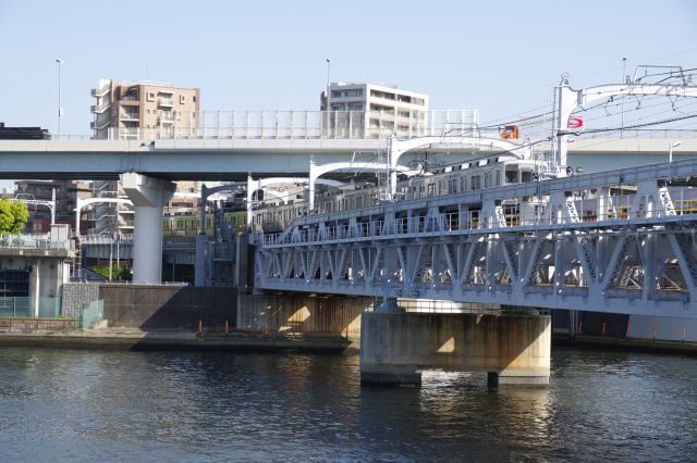 とうきょうスカイツリー駅へ向かう電車。