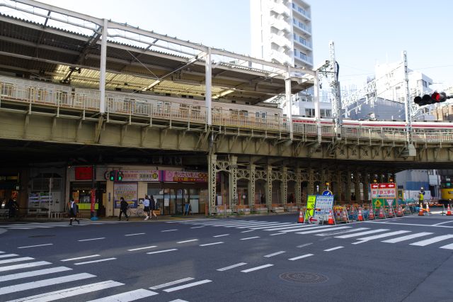 橋の先の急カーブの先に浅草駅。