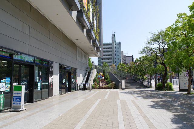 西側の駅前の小広場へ。