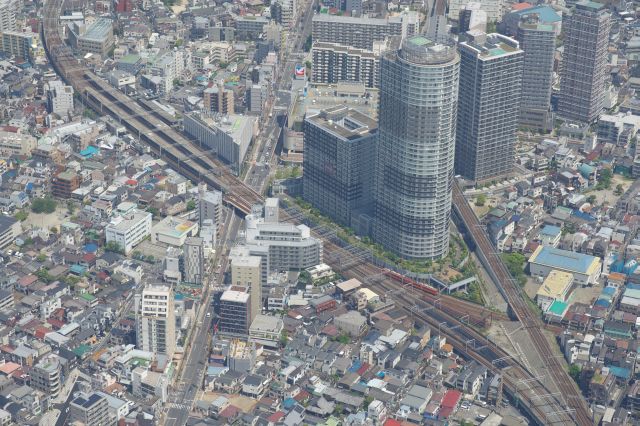 手前には曳舟駅。