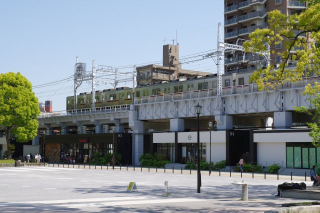 東武スカイツリーライン（伊勢崎線）が行き来します。高架下には東京ミズマチ。