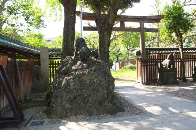 拝殿の左手、力強い獅子山の狛犬、奥には狛牛があります。