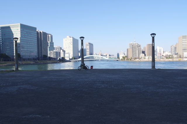 パリ広場より。石畳で幅広い視界の空間。昼頃は日陰になりやすい。