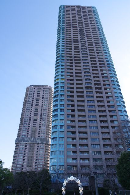 背後にそびえたつ高層マンション。