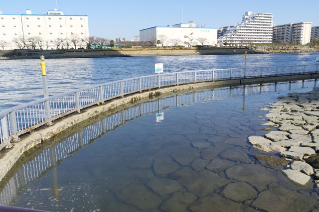 水が出入りする親水テラス。