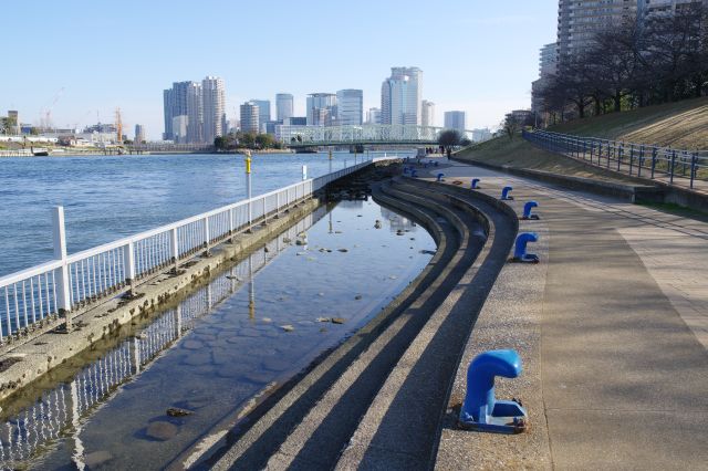 水と触れ合える親水テラスが続きます。