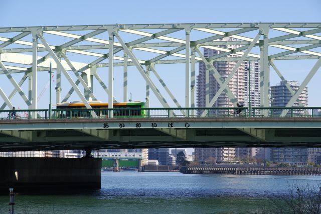 相生橋を行き交う車等。