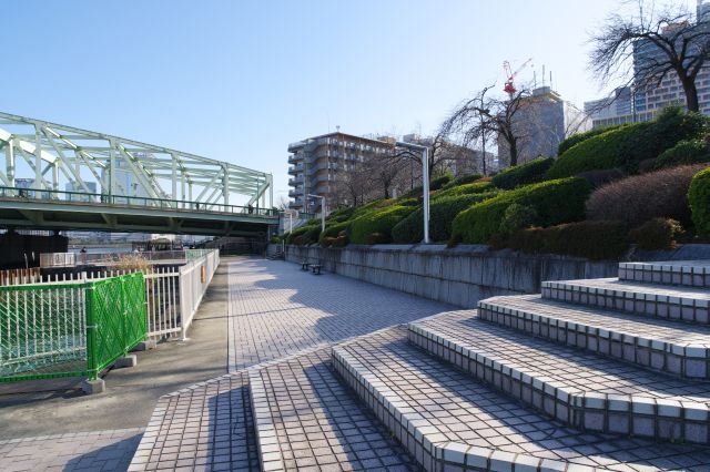 歩道が少し狭くなります。