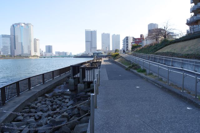 川沿いの歩道はもう少しだけ続きます。