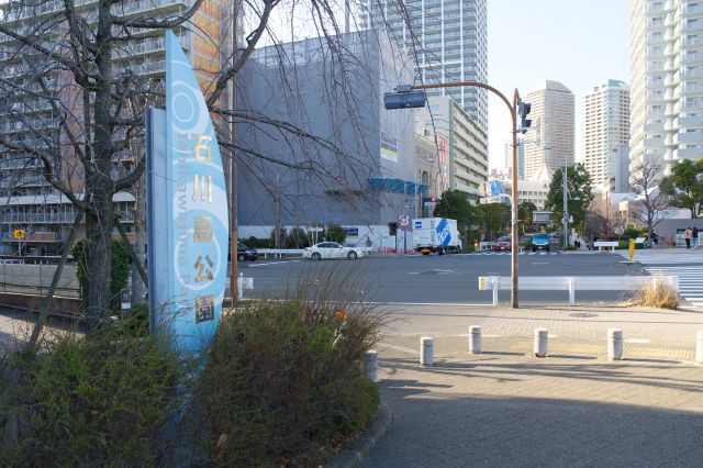 相生橋交差点、公園を出ます。