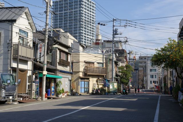 進んで振り返る。周辺はどこか懐かしい雰囲気の街並み。